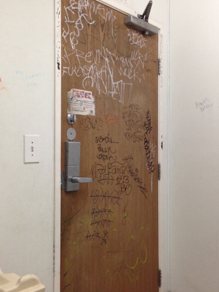 tagging door